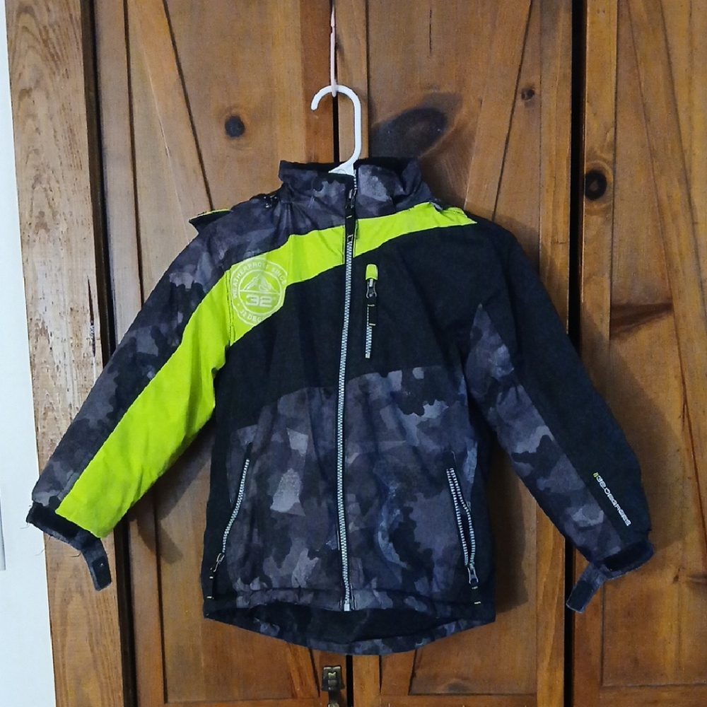 32 Degrees Weatherproof Kids Puffer Jacket in Black and Neon Yellow